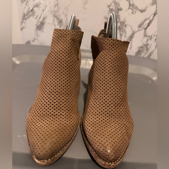 Dolce Vita Tan Ankle Suede Booties Boots Size 7.5 - Picture 2 of 5
